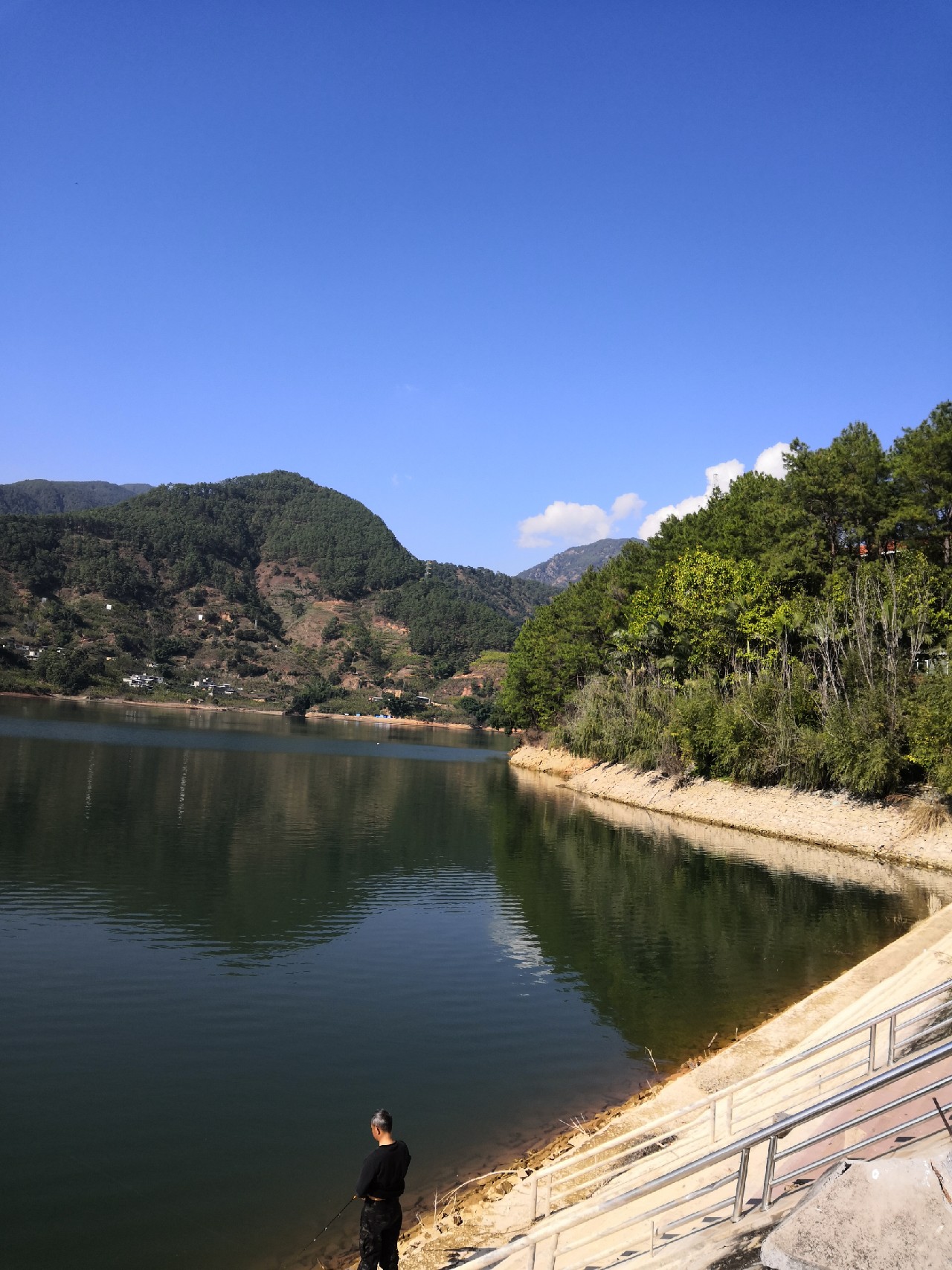 梅子姐这次选了没有打窝的钓位，渔获究竟如何呢