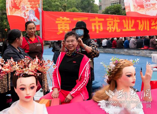 社区干部牢记全心全意为人民服务,牢记初心使命用心用情为民服务