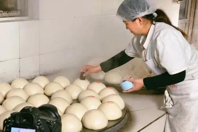 山东人很喜欢吃面食,山东人过年的馒头有多大