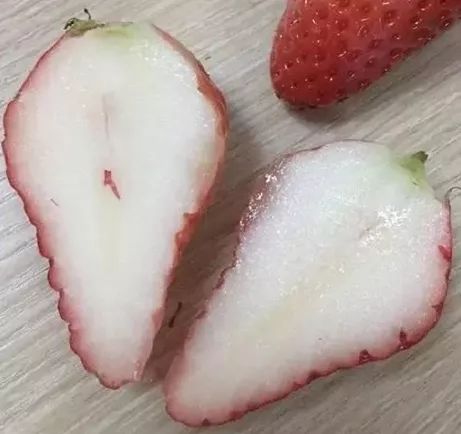 草莓扒开里面是空心是打激素了吗,草莓空心是因为打了激素