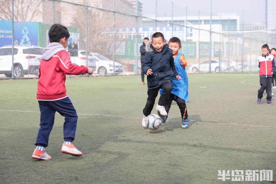 足球小子冬天踢球,足球小子训练忙视频