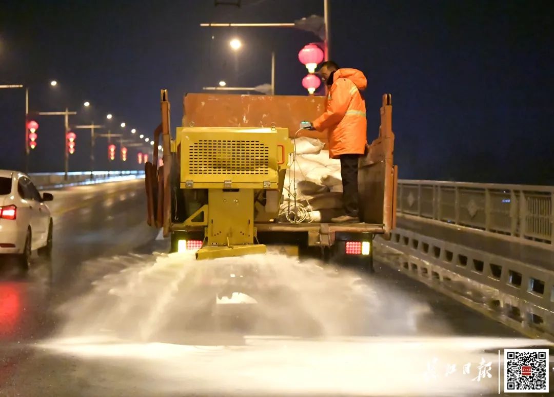 早安武汉｜一觉醒来，武汉真下雪了！他们从昨晚一直守到现在……