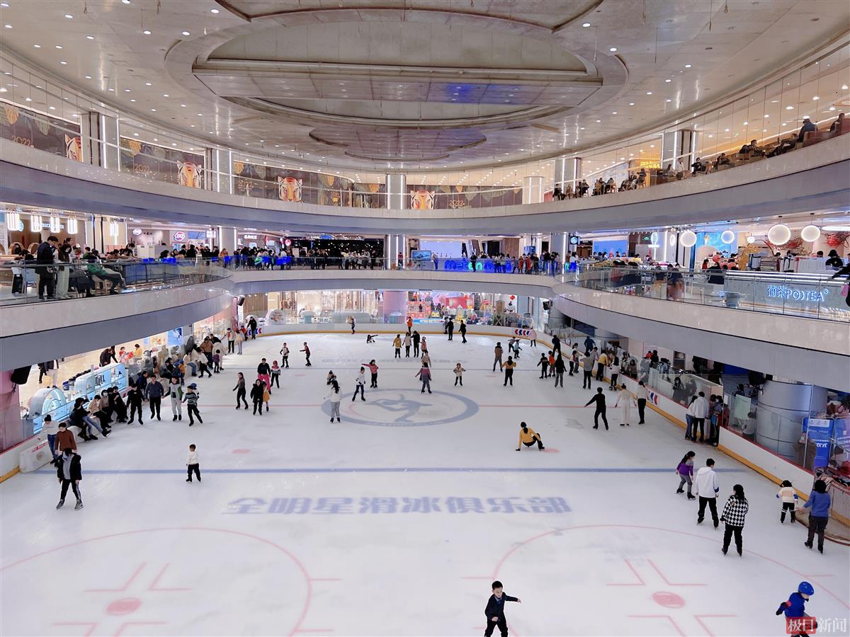 虎元素年货商品走俏市场,虎标羽绒服春节不打烊