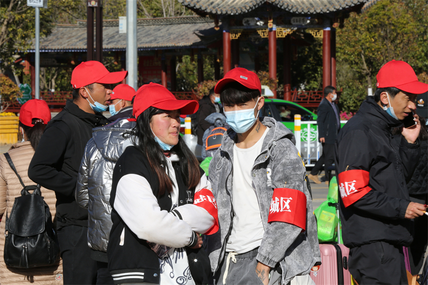 “出去务工3个月，保底收入20000元”，昨天这批工人登上了希望的列车