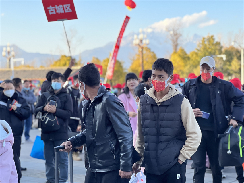 “出去务工3个月，保底收入20000元”，昨天这批工人登上了希望的列车