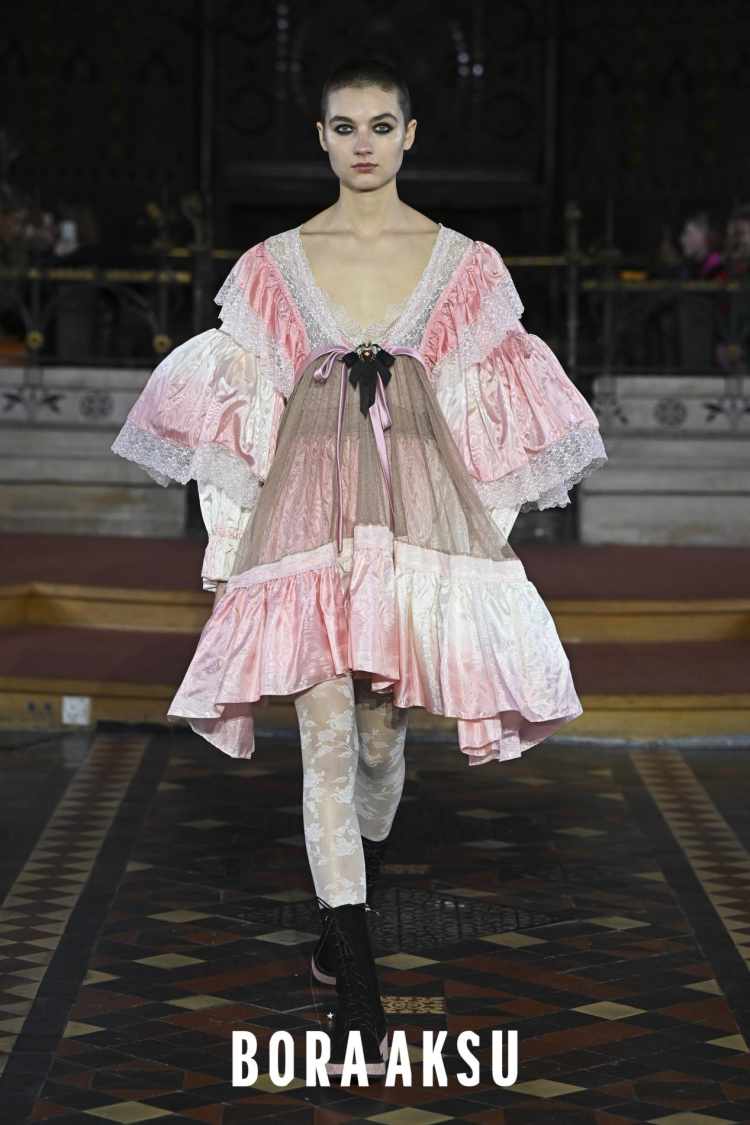 boraaksu伦敦时装周新渐变蓝蕾丝,boraaksu2019伦敦时装周