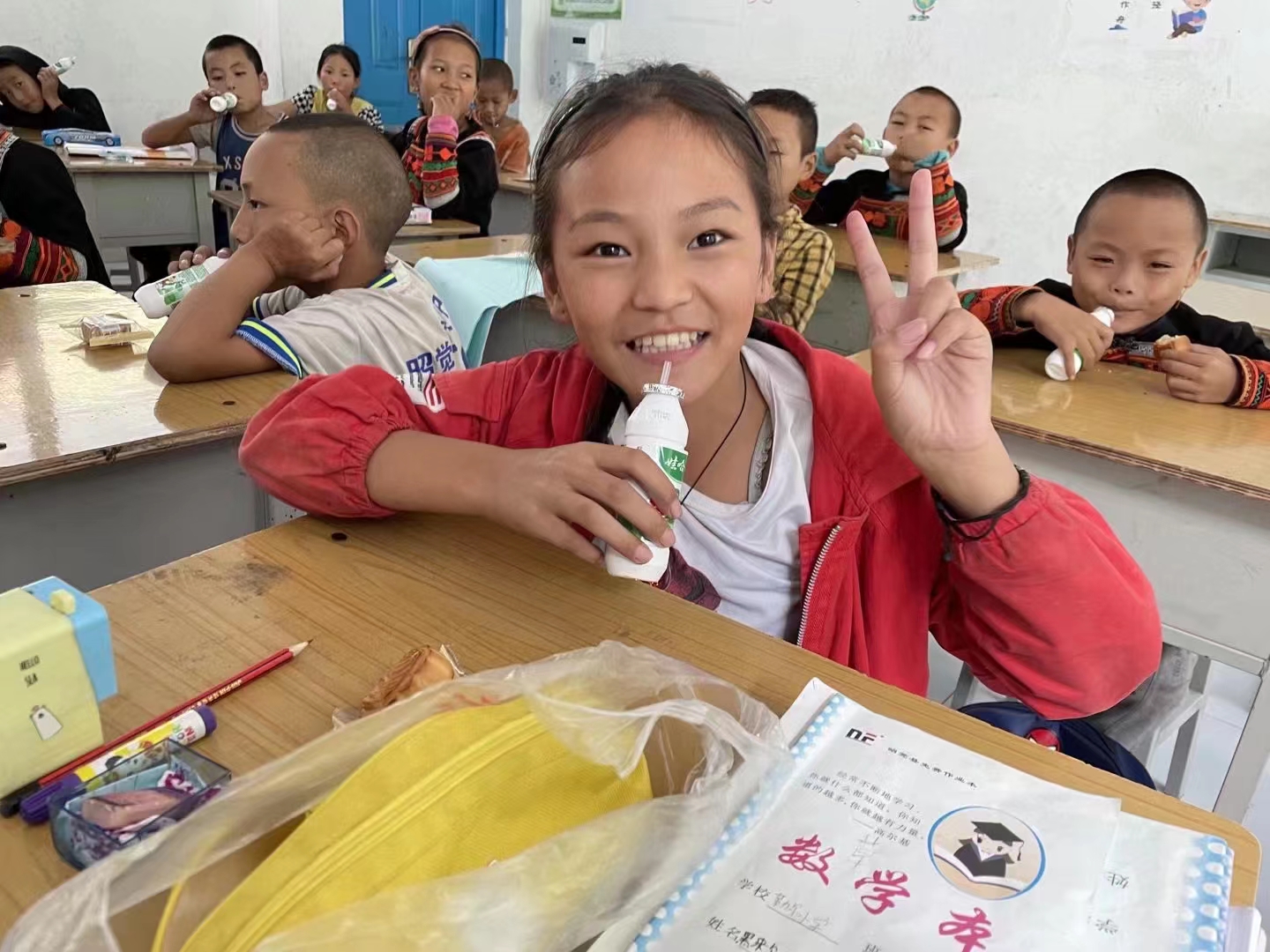 学生熟练帮老师缝补裙子,女孩帮老师洗衣服