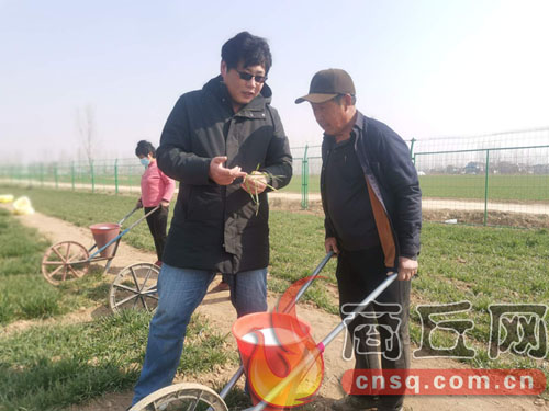 我市科技下乡助力春耕生产