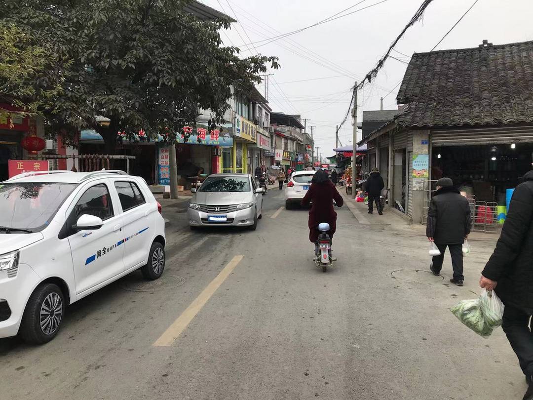 彭州居民拆掉半间临街铺面让给市政道路“鹅颈项”变双向两车道