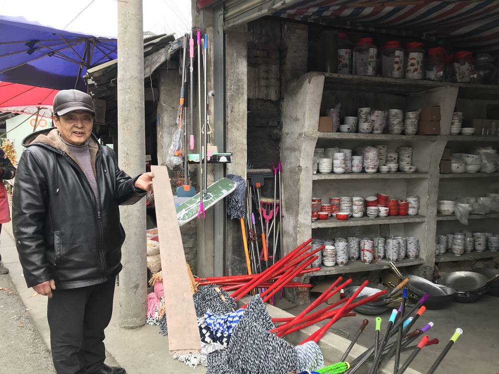 彭州居民拆掉半间临街铺面让给市政道路“鹅颈项”变双向两车道