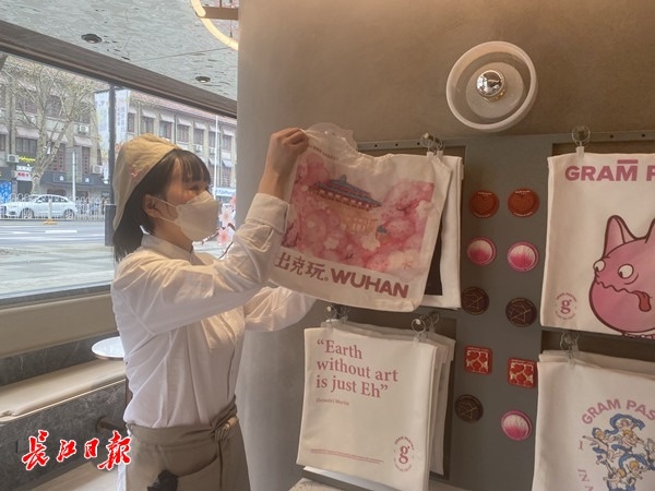 大江大湖融入零食、珞珈山做成蛋糕……樱花季“武汉限定”来了