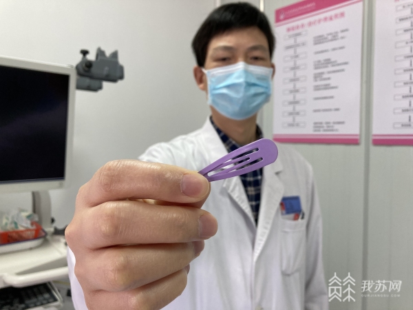 4岁女童自己扎头发误吞5厘米发卡,儿童误把发夹小珠子吞了怎么办