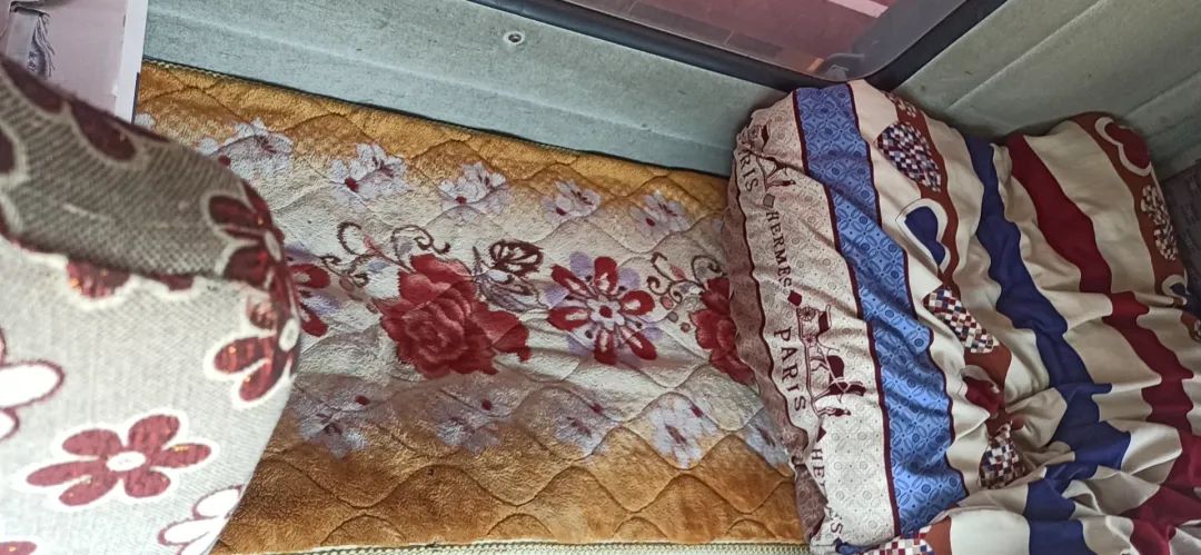 「e公司调查」“上海牌照，一律不给进”！货车司机车上吃住27天；还有车被贴上“封条”！运费直线暴涨，企业受困“物流关”