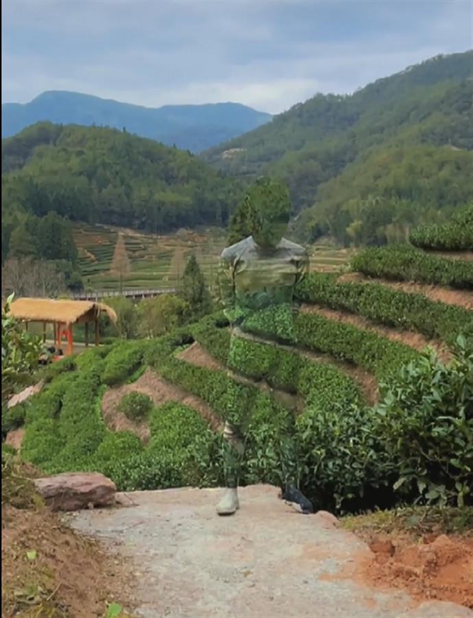 他在你面前,你却看不见!牛人在身体上作画完美“隐身”