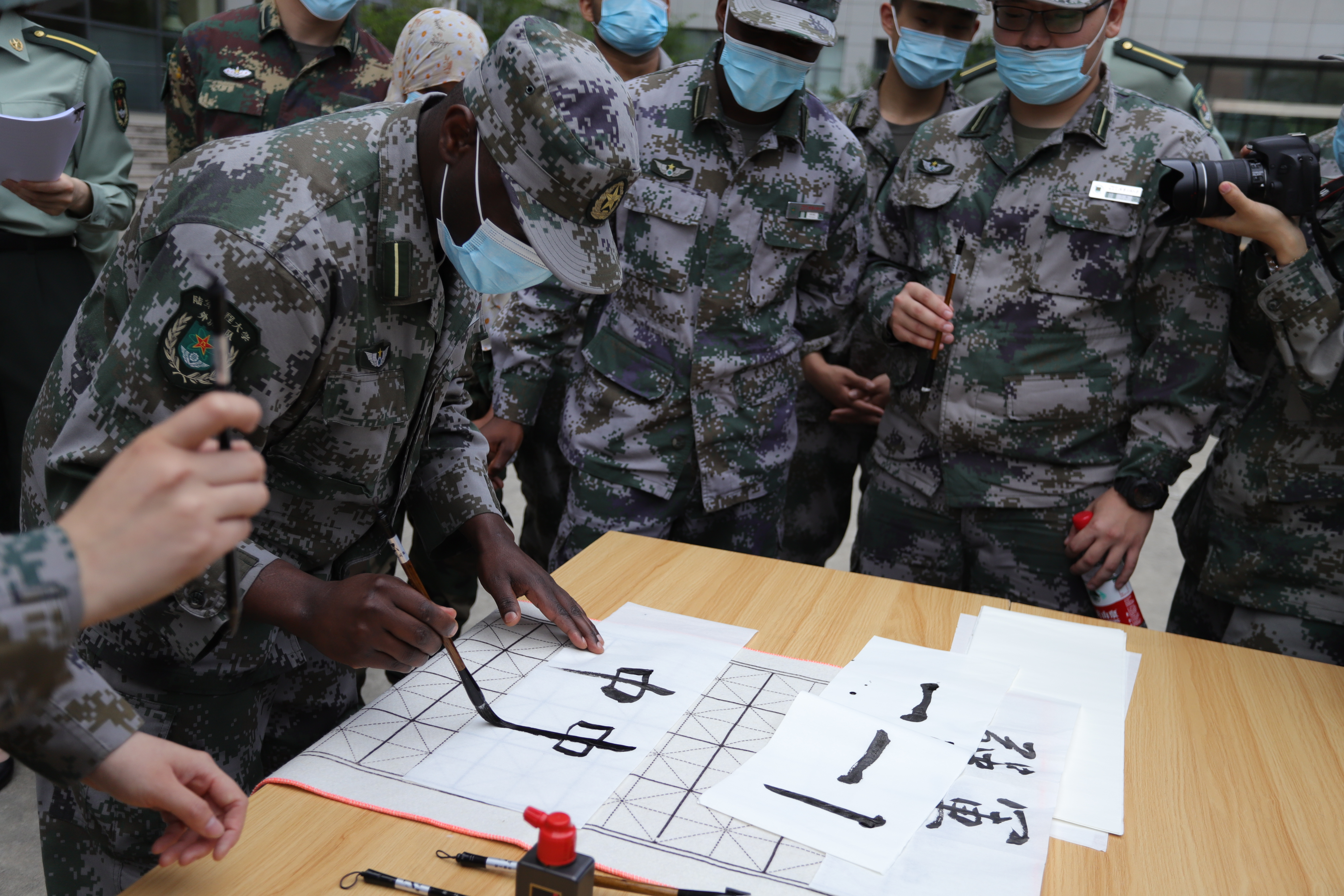 共话青春同成长——陆军工程大学中外学员军事文化交流活动侧记