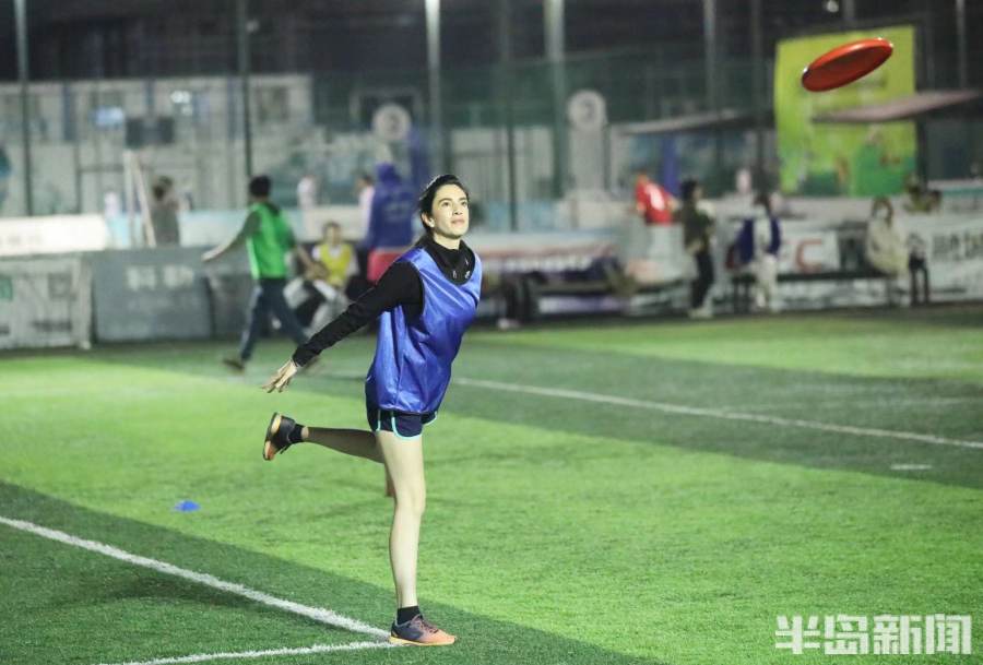 飞进绿茵场！小小飞盘，有啥魔力？半岛全媒体记者体验并揭秘这一新兴时尚运动爆火密码