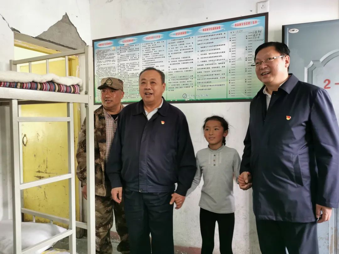 刘坪在马尔康市草登乡走访慰问受灾群众