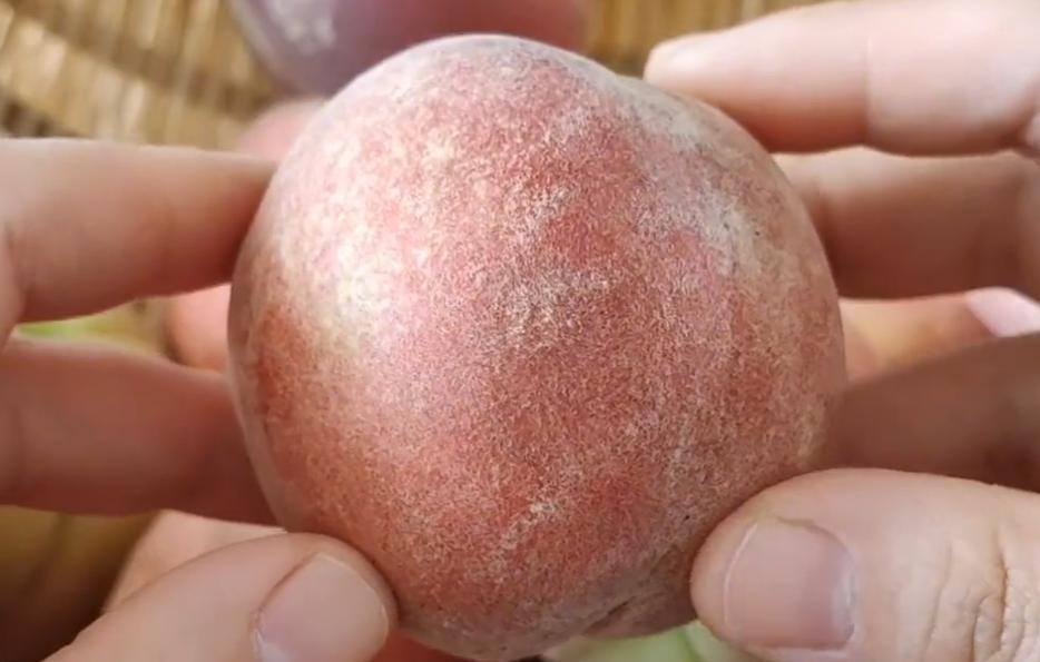 买桃子怎么样选才能让桃子不裂口,买桃子需要注意哪些