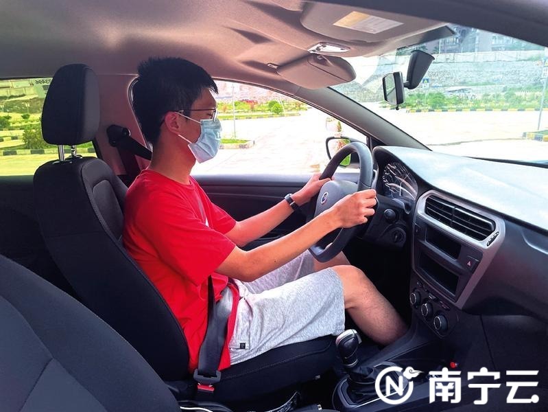 高考后驾校迎报名潮,高考过后如何选择驾校练车