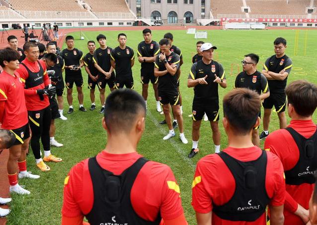 面对“挣表现”的日韩本土国脚，男足出征东亚杯凶多吉少