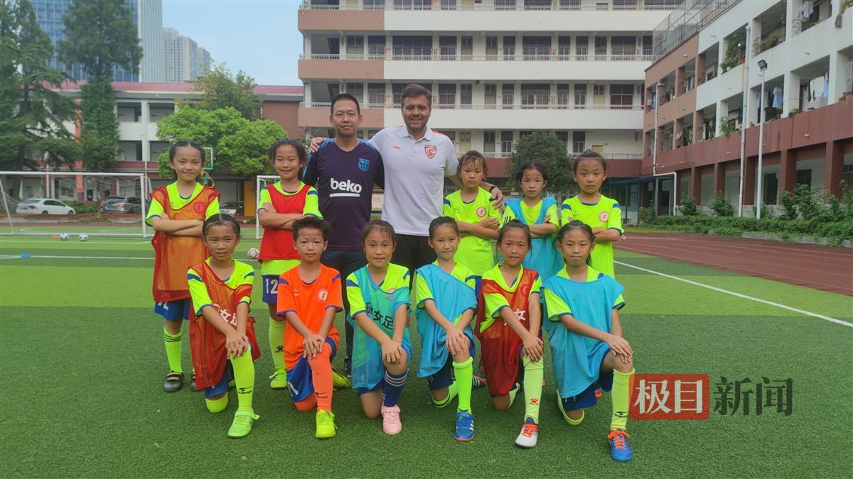 多彩暑假｜三伏天里，“洋教练”带着武汉足球小将逐梦绿荫场