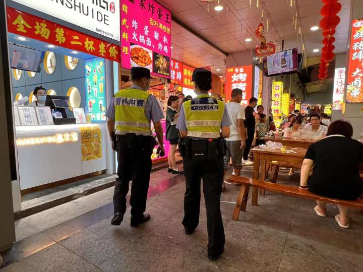 她卖烤猪蹄一天能卖到2万块，杭州夜宵天花板“啦喜街”的深夜在发生什么