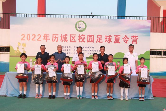 传承体育精神共享羽球魅力,足球文化节夏令营