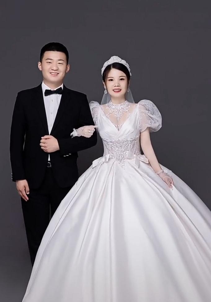 “辱母案”当事人于欢今日结婚，在零食店门口准备喜糖：家有喜事，喜糖自取