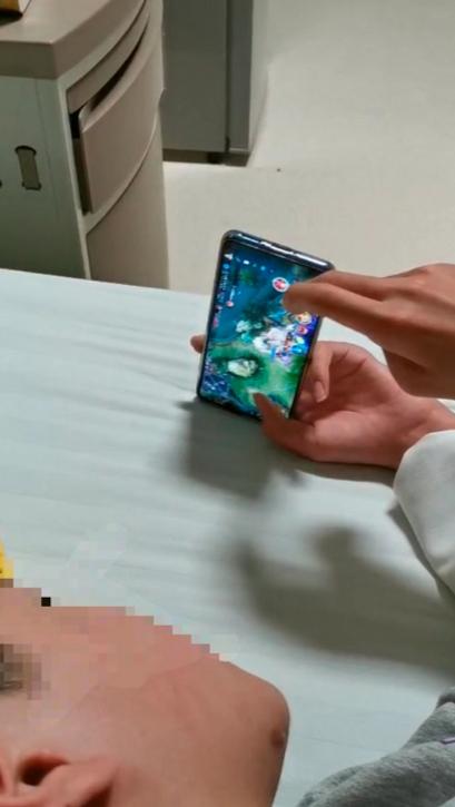 小学生玩王者被妈妈戒网瘾,网瘾少年被老爸暴打跳楼