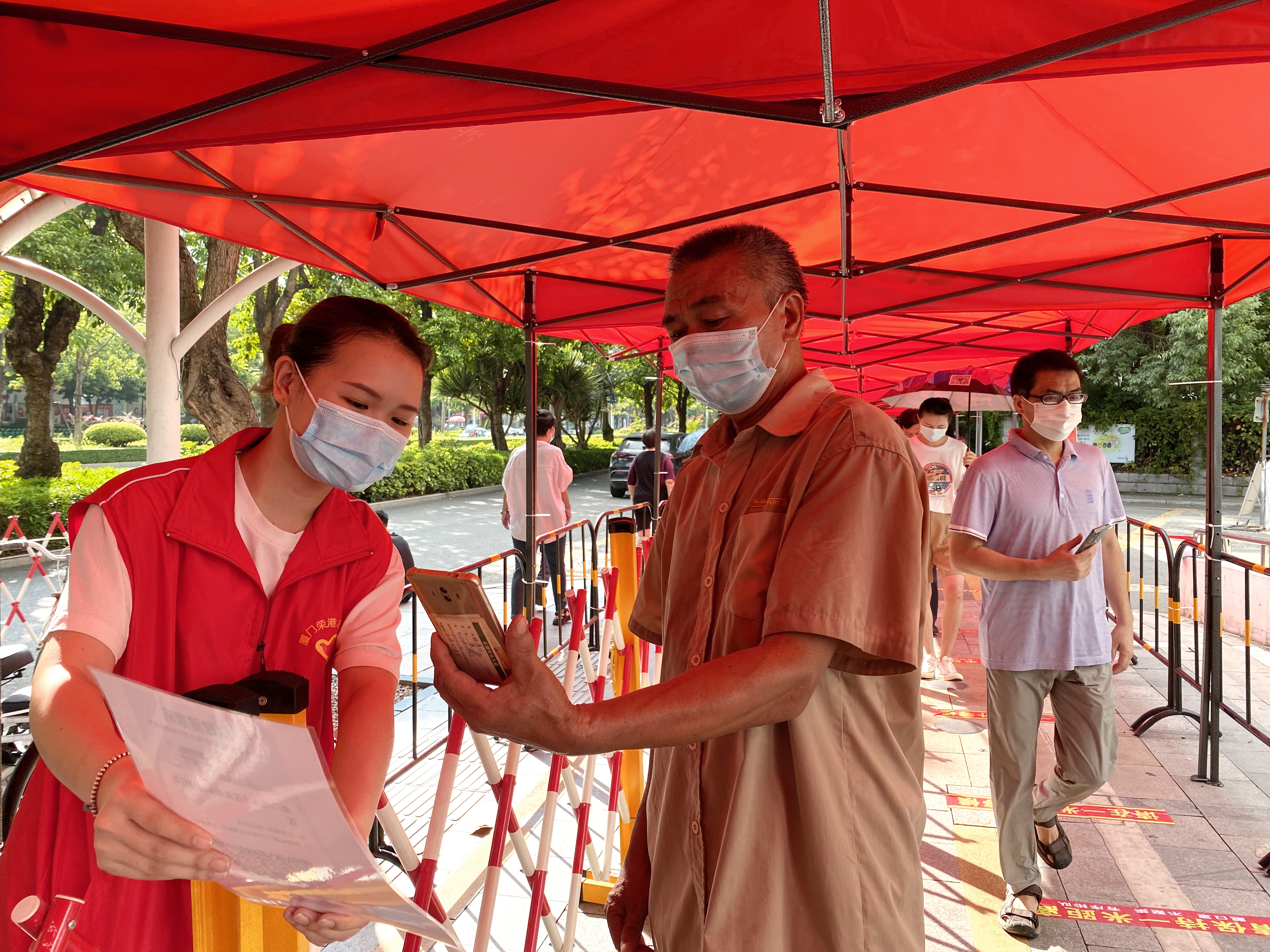 一抹志愿红温暖抗疫路,厦门抗击疫情志愿者