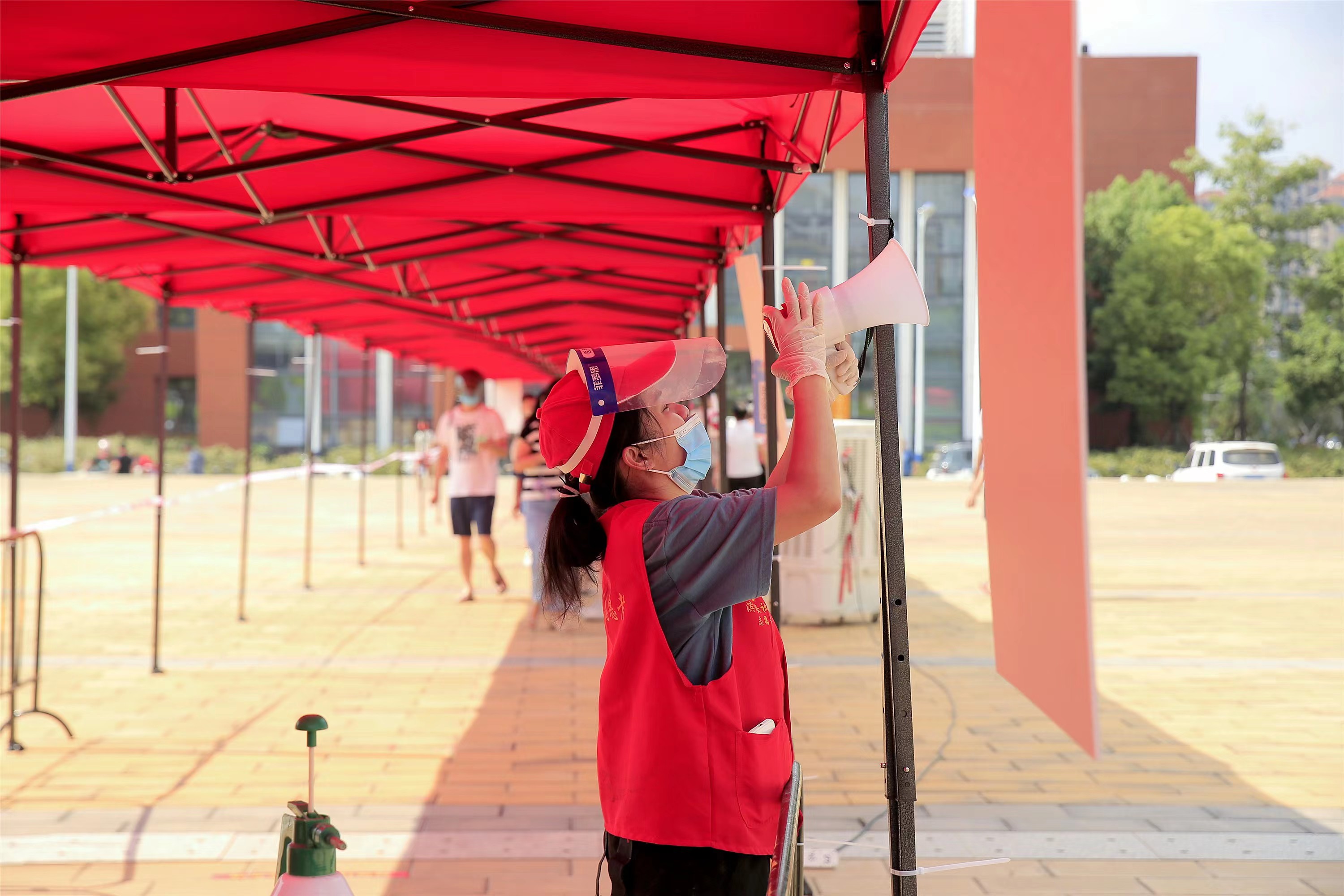 一抹志愿红温暖抗疫路,厦门抗击疫情志愿者