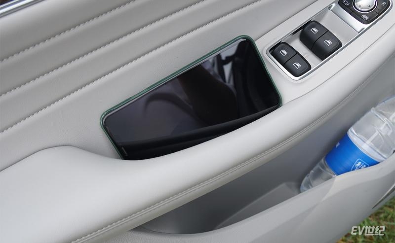 荣威imax8欢聚版路测,全球首款纯电mpv荣威imax8ev