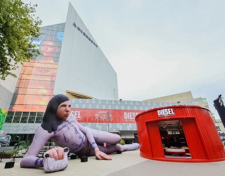 淮海路闪现“巨型充气人偶”！有人吓哭，有人被迷住！谁还没有看过TA？