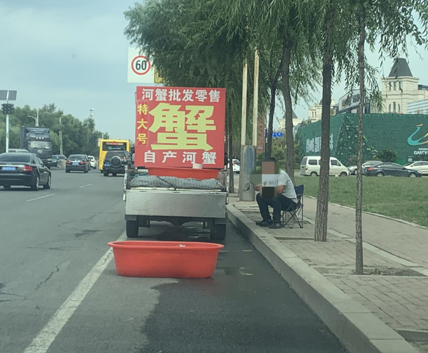 售卖河蟹,路边卖盘锦河蟹
