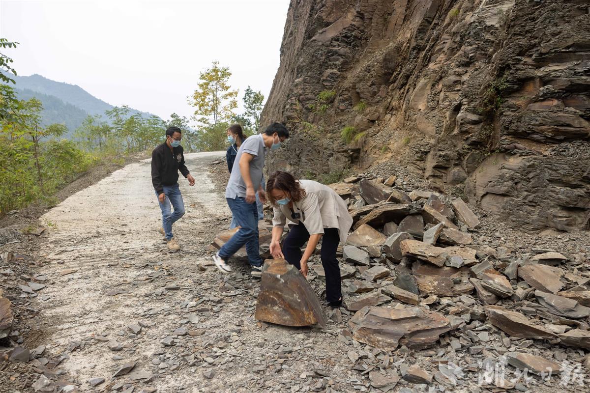 因疫情管控，她当起了村里的义务驾驶员、代购员、快递员——“皮卡妹子”：每天转战大山200公里
