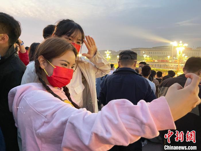 台青在京观升旗、了解*共中***党**史：“沉浸”体验大陆沧桑巨变