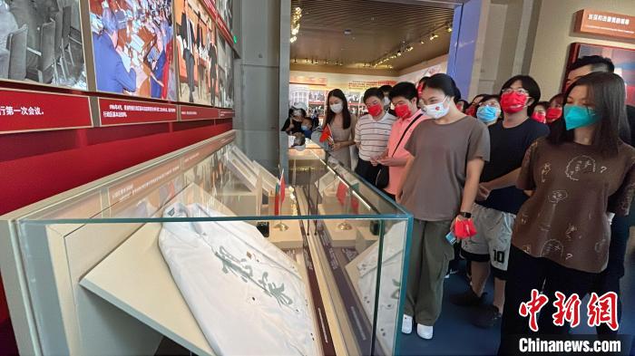 台青在京观升旗、了解*共中***党**史：“沉浸”体验大陆沧桑巨变