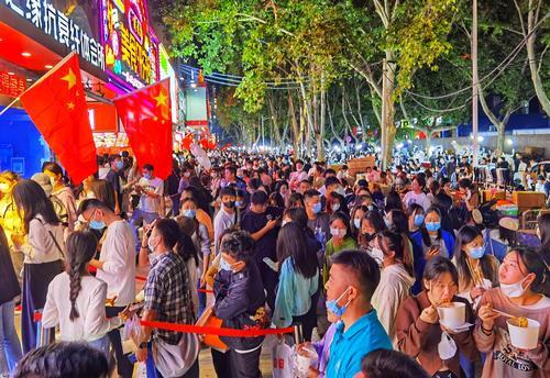 郑州国庆节客流,郑州街头国庆节氛围有了