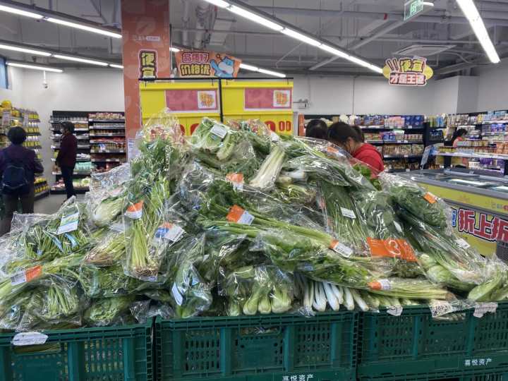 商业观察|1元青菜、3元牛奶、10元牛肉……杭城“打骨折”的生鲜奥莱店，为什么越开越多？