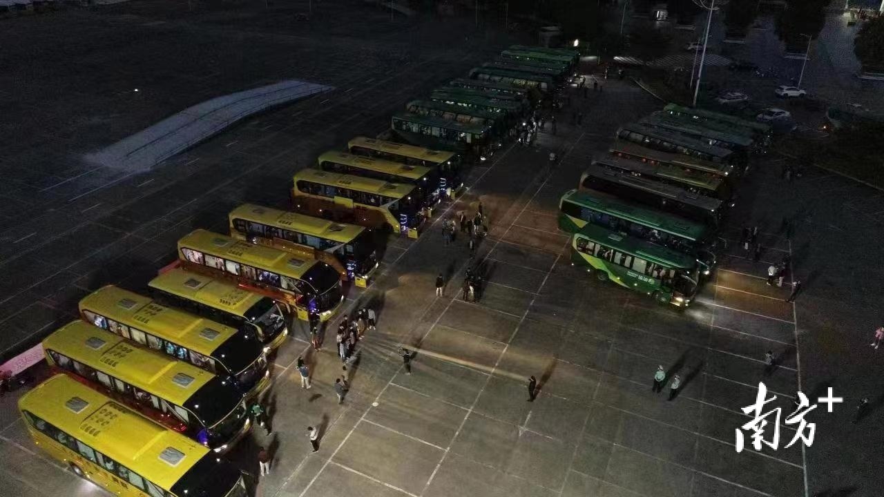 党员干部在疫线担当作为 (致敬奋战一线的基层党员干部)