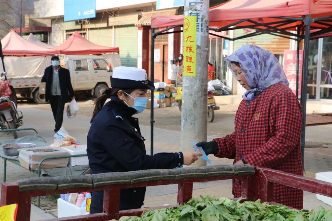 山阴交警进社区宣传交通安全,山亭交警进村入户宣传交通安全