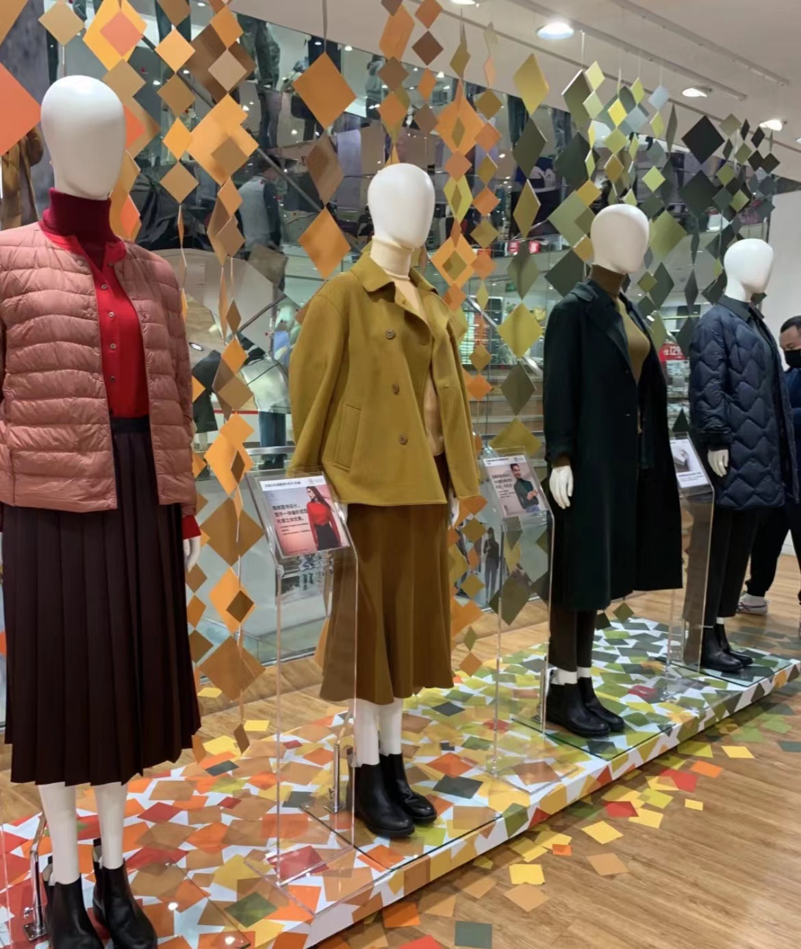 地铁站附近吃喝玩乐,地铁站附近逛街的地方