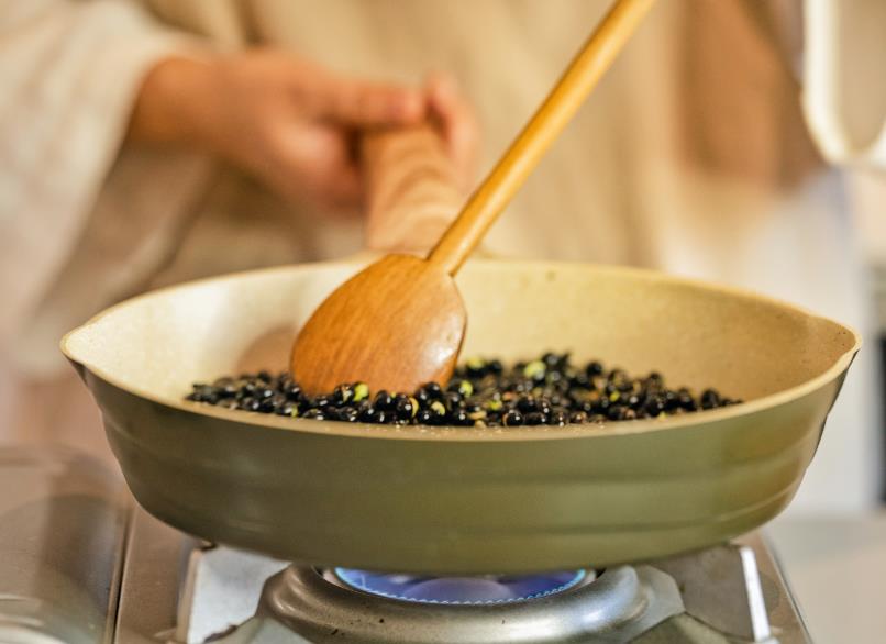 今日小雪寒意渐浓注意保暖,今日小雪天地初寒岁月安暖