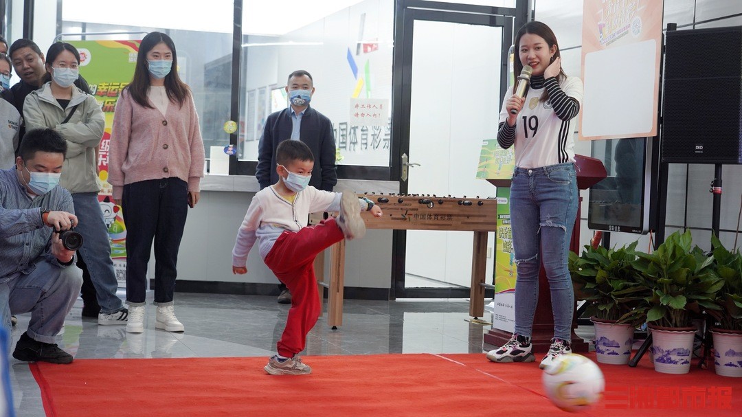 日本2:1逆转德国，这里的长沙球迷们荷尔蒙四溢