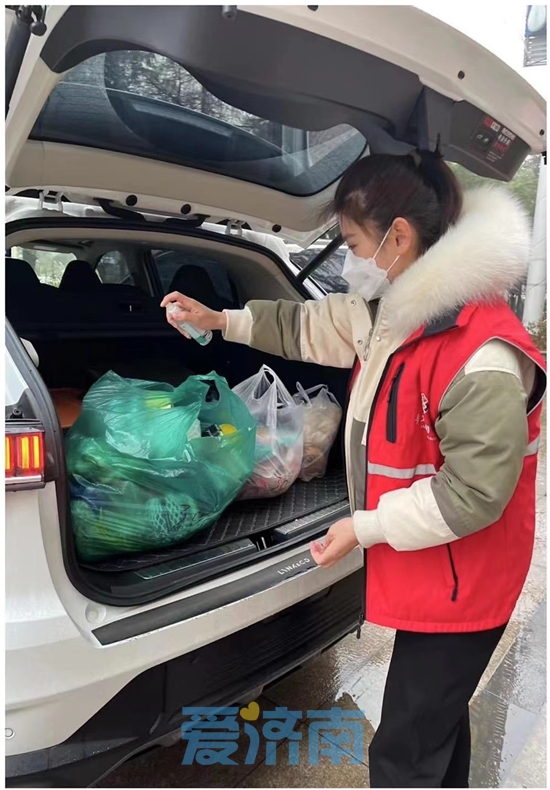 大白配送员,大白化身挑山工运送物资