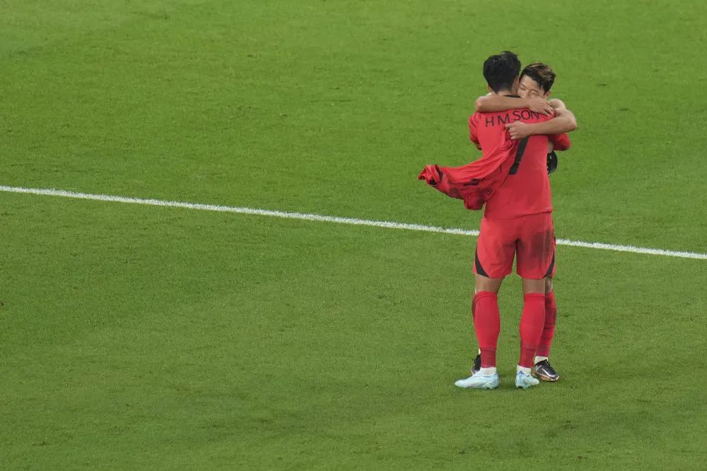 C罗乌龙助攻，韩国绝杀葡萄牙，压哨出线！巴西输给喀麦隆！3支亚洲球队晋级，创历史纪录！16强对阵表出炉