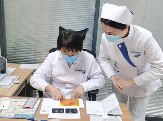 男子熬夜看手机眼睛中风,兰州一男子熬夜看世界杯