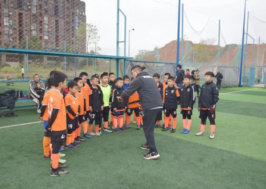 代表中国出战国际决赛的小男孩,中国足球小将集结出征西班牙