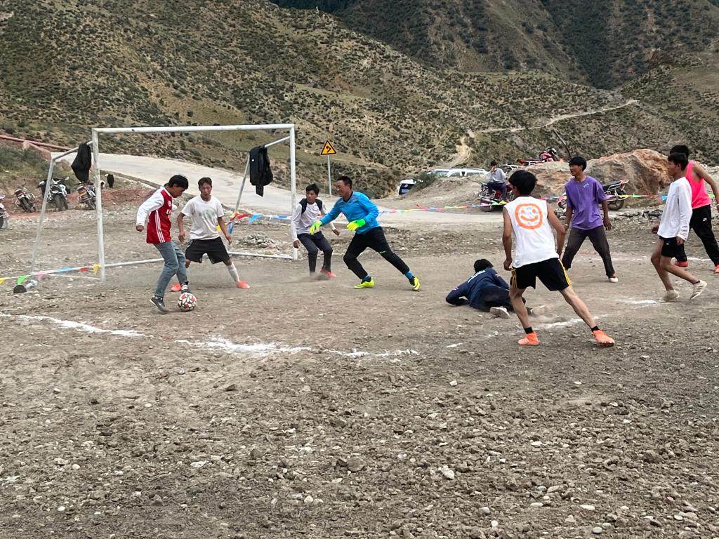 追光｜除了赚钱养家，山里的爸爸们还能修足球场