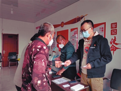 同事相继发烧病倒他成为最后的“坚守者”